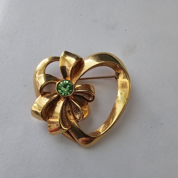 Avon Signed Open Goldtone HEART with Ribbon & Green Rhinestone Pin Brooch perido - Picture 3 of 7